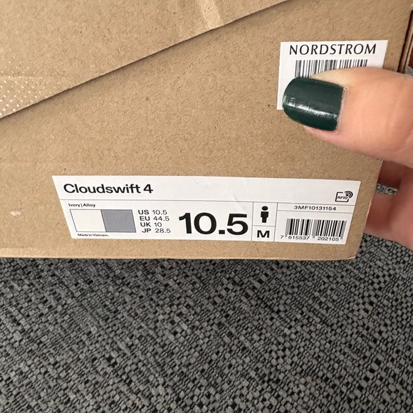 NIB Men’s On CloudSwift 4 Running Shoe Size 10.5 Ivory/Alloy - Picture 2 of 4